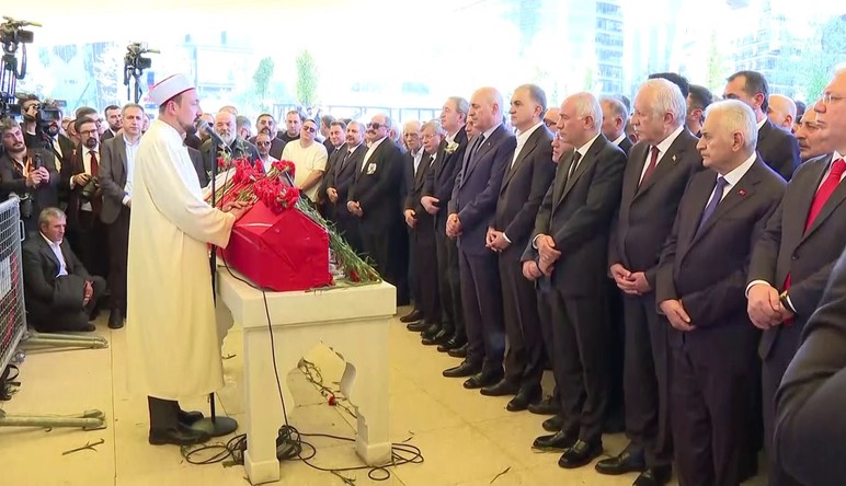 Sırrı Süreyya Önder, İstanbul'da son yolculuğuna uğurlandı - Resim : 2