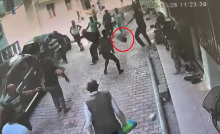 Hatay'da park kavgası: Birbirlerini taşladılar! - Resim : 1