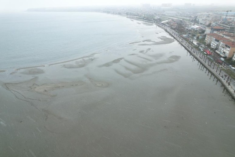 İstanbul'da endişelendiren görüntü! Deniz 150 metre çekildi - Resim : 1