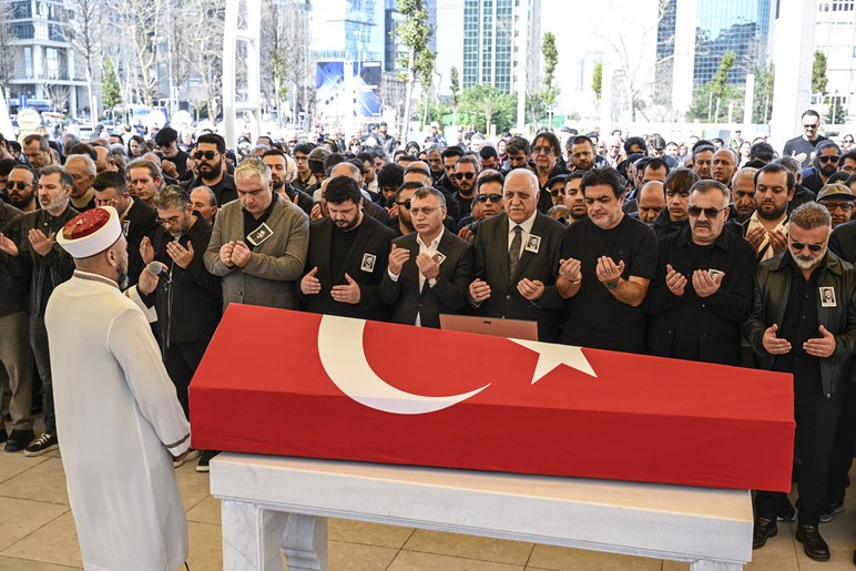 Yakın dostu Şinasi Yurtsever'in cenazesine katılamamış, sözleri olay olmuştu! İlker Aksum'dan yeni açıklama - Resim : 1
