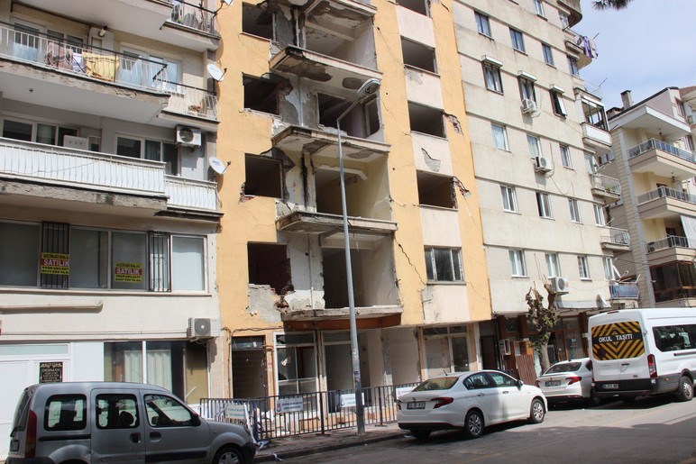 Yıkım için boşaltıldı; 5 yıldır tehlike saçıyor - Resim : 1