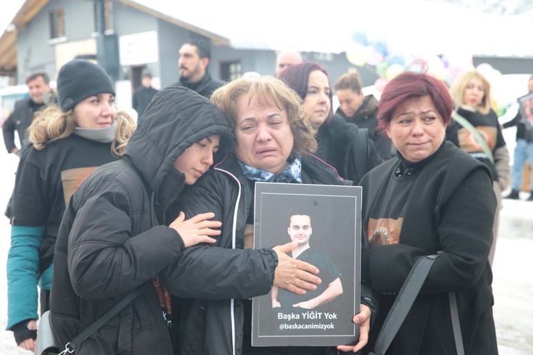 78 kişiye mezar olan otelin önünde anma: 21 Ocak 2025... Bizler için asla unutulmayacak! - Resim : 5