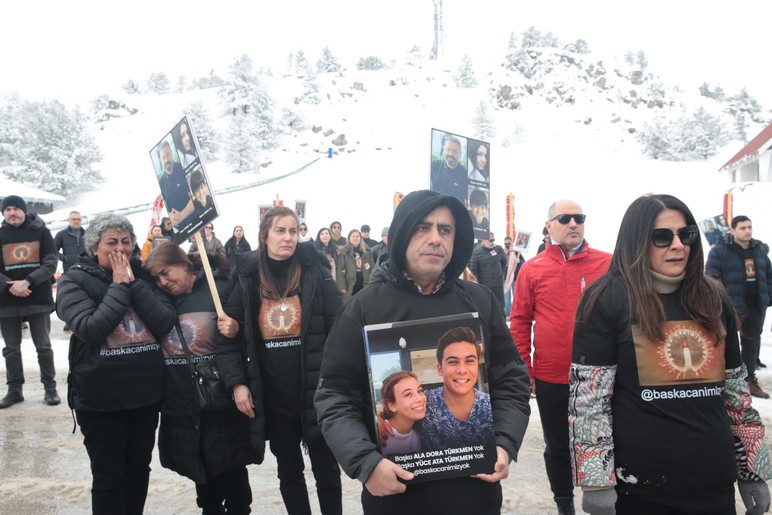 78 kişiye mezar olan otelin önünde anma: 21 Ocak 2025... Bizler için asla unutulmayacak! - Resim : 2