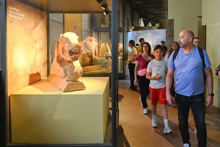 Bakan Ersoy'un katılımıyla Roma Kolezyumu'nda 6 milyon ziyaretçili final: Göbeklitepe sergisi tarihe geçti - Resim : 1
