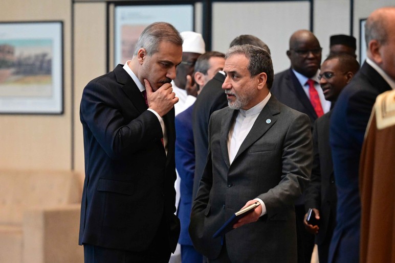 La Organización de Cooperación Islámica (OIC) 51. Reunión del Consejo del Consejo de Ministros de Relaciones Exteriores comenzó en Lütfi Kırdar Congreso y Palacio de Exposiciones organizado por el ministro de Relaciones Exteriores, Hakan Fidan. El ministro de Relaciones Exteriores, Hakan Fidan (izquierda) se reunió con el ministro de Relaciones Exteriores iraní, Abbas Erakci (derecha).
