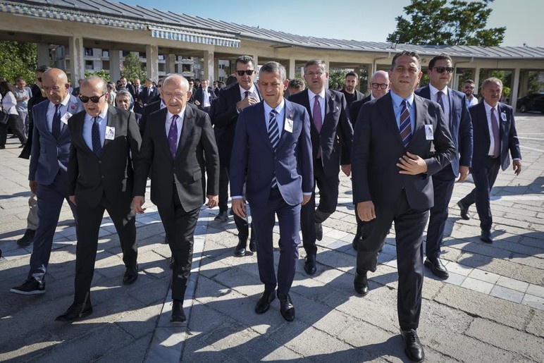 Özgür Özel ile Kılıçdaroğlu, Milletvekili Namık Tan’ın annesinin cenazesine katıldı - Resim : 1