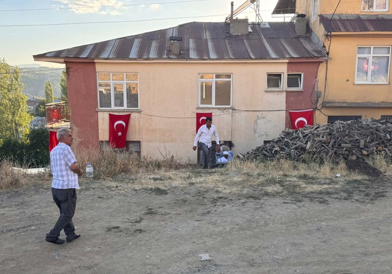 5 şehidin baba ocağına ateş düştü! - Resim : 4