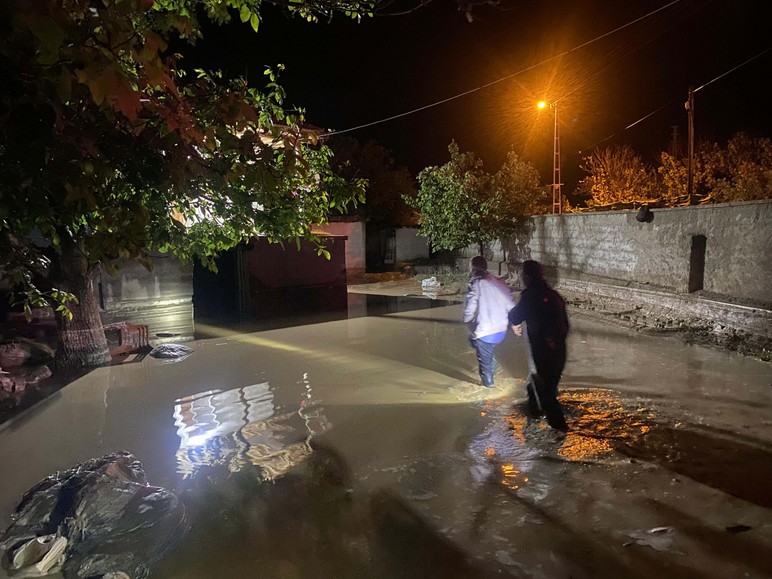 Kırşehir'de sel: 1 ev çöktü, hasar gören 3 ev boşaltıldı - Resim : 1