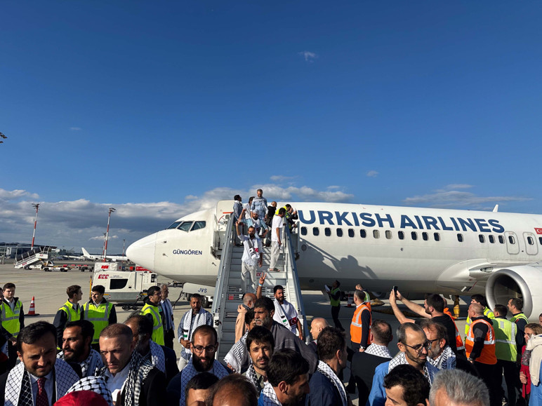 İsrail'in alıkoyduğu 36'sı Türk 137 aktivist Türkiye'ye getirildi - Resim : 1