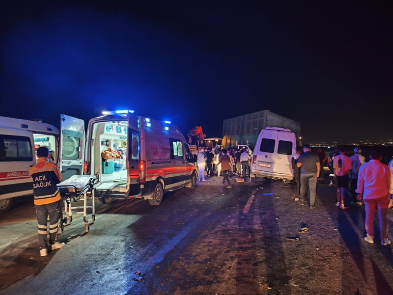 Yolcu minibüsü traktöre çarptı! Çok sayıda yaralı var - Resim : 2