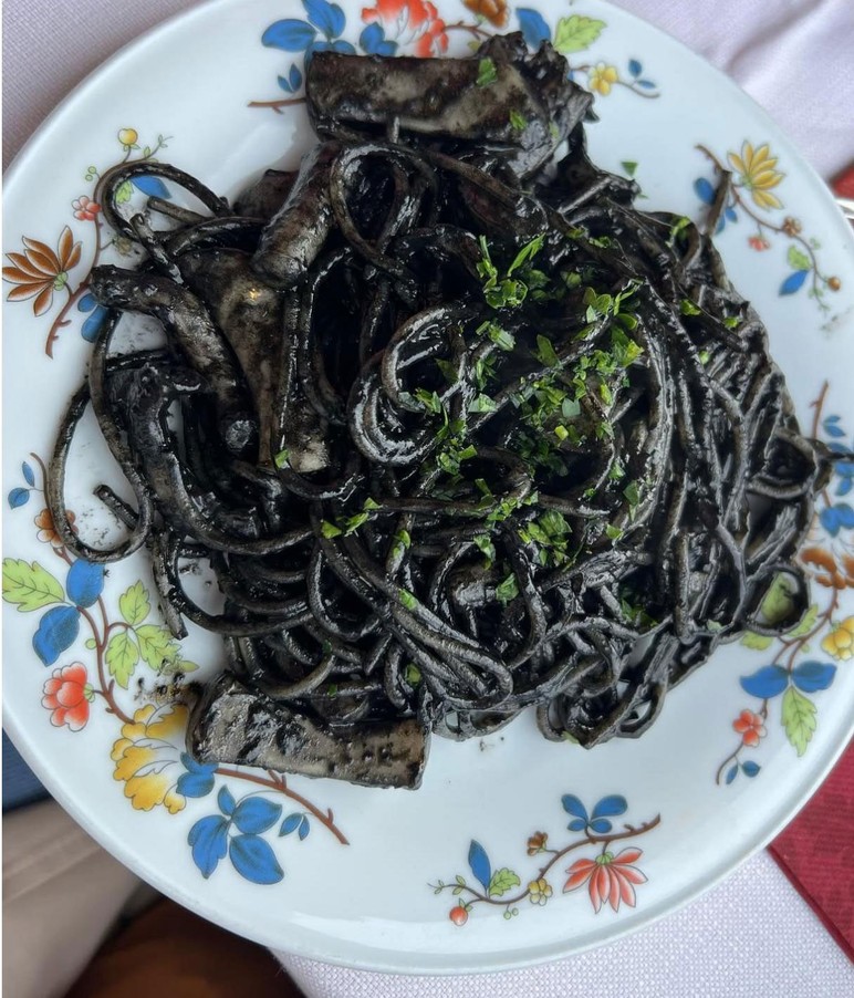 Espagueti de tinta con pescado