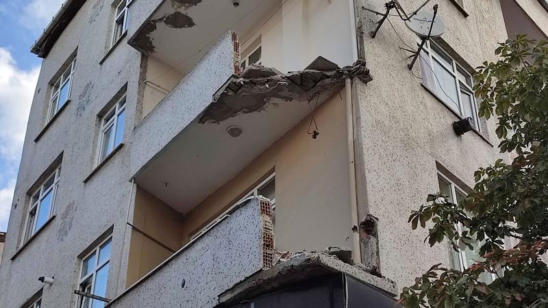 İstanbul Bağcılar'da balkon faciası: 1 ölü