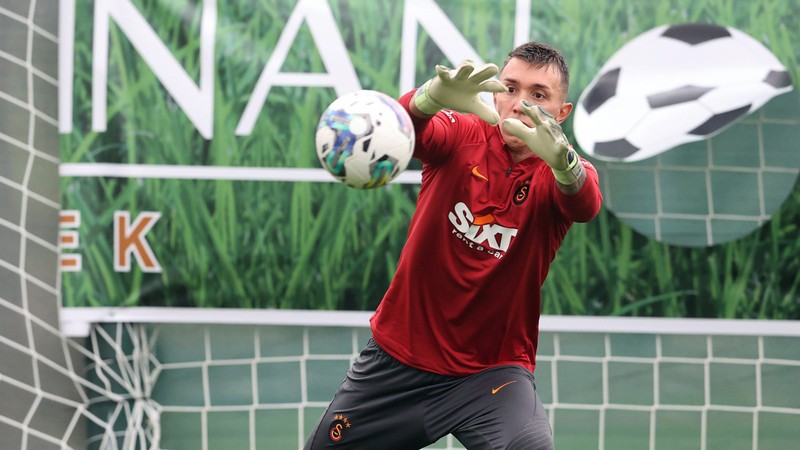 Muslera kampa katıldı