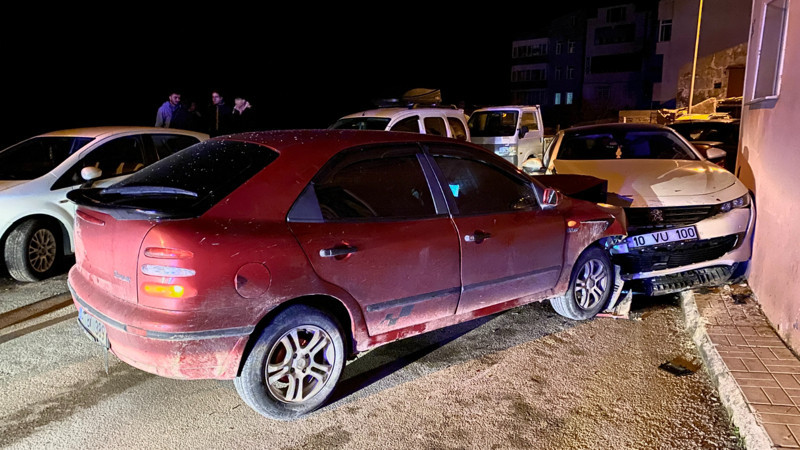Polisten kaçtı, milyonluk otomobile çarptı
