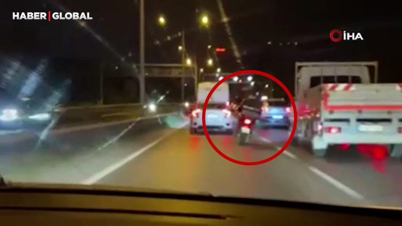 Şile otobanında dehşet dolu anlar! Makas atan sürücü motosikletliyi böyle sürükledi