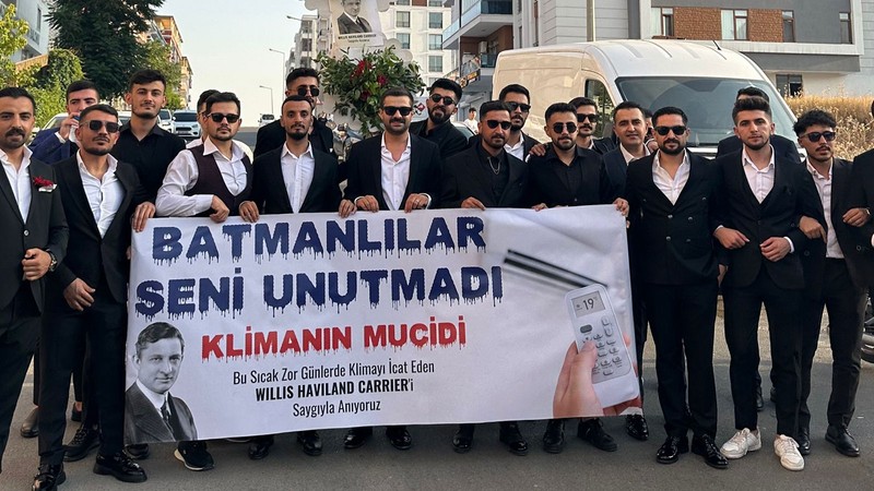 Batmanlılar takım elbise giyip klimanın kaşifini andı: "Cebimizi yaksa da içimizi serinletiyor"