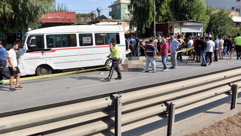 Önce yayaya, sonra dolmuşa çarptı! Feci şekilde öldü