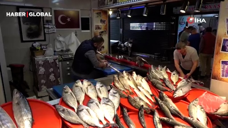 Sonunda tezgahlardaki yerini aldı: Hamsi, mezgit, istavrit, barbun, çinekop ne ararsan var