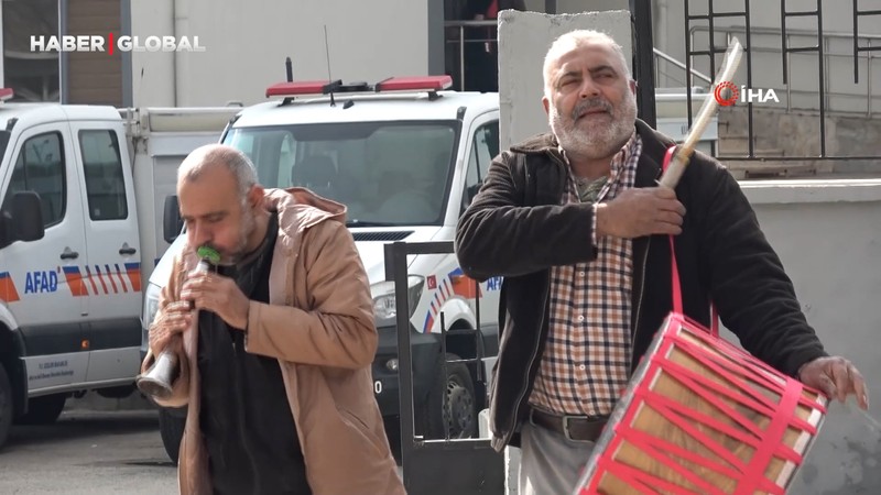 Tayini çıkan müdürün arkasından davul zurna çaldırdılar 'Kurtulduk'