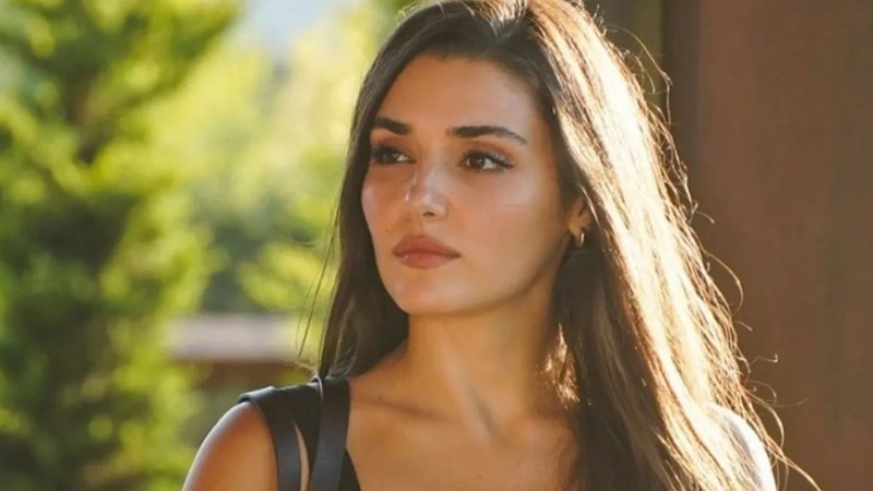 Hande Erçel'den aşk pozu!