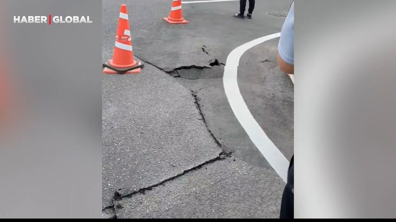 Japonya'da 7.1'lik deprem sonrası yerin yarıldığı anlar
