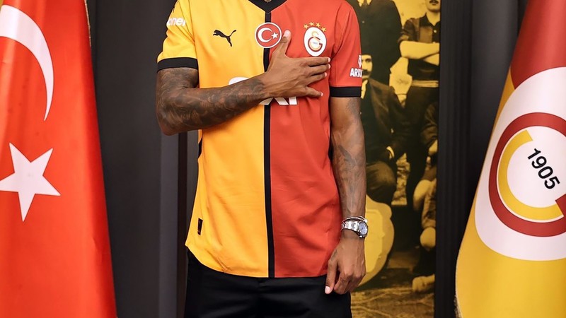 Galatasaray'a yeni transferinden kötü haber!