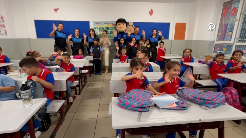 İstanbul Emniyeti'nden öğrencilere yeni eğitim-öğretim yılı hediyesi