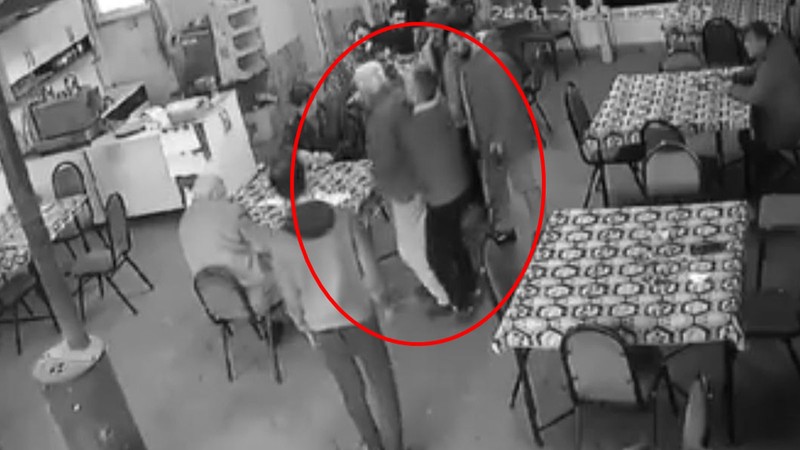 Bursa'da kahvehanede boğazına cisim kaçan kişiyi ‘Heimlich manevrası' ile kurtardı