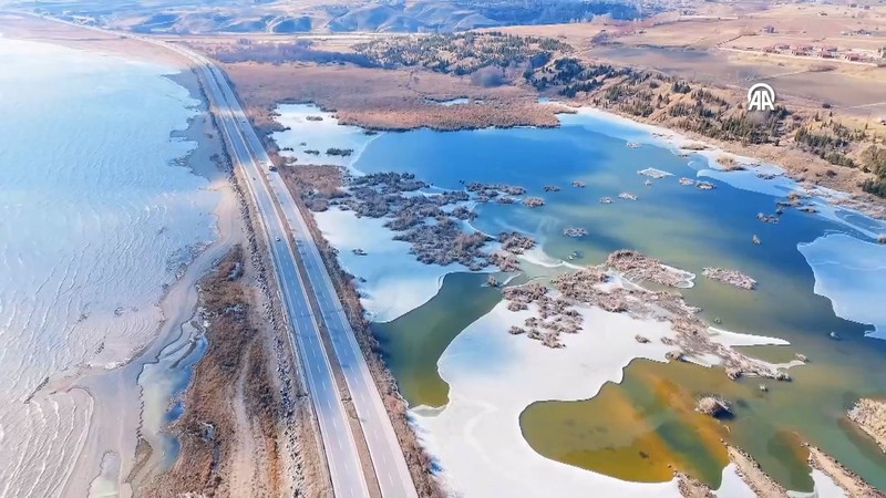 "Kuş cenneti"nin yüzeyi buz tuttu