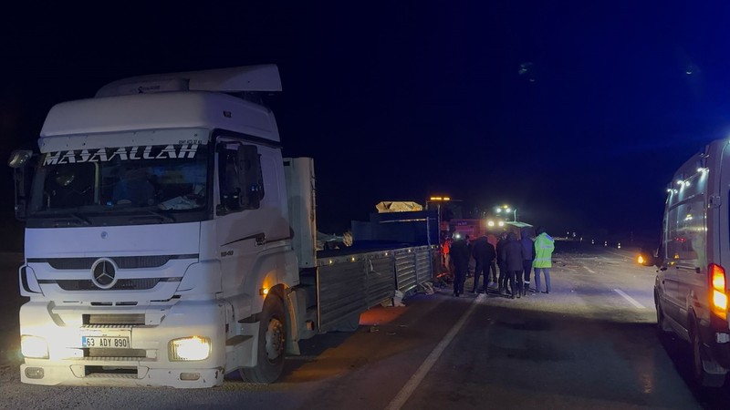 Bitlis'te kaçak göçmenleri taşıyan TIR devrildi: 1 ölü, 4 yaralı 