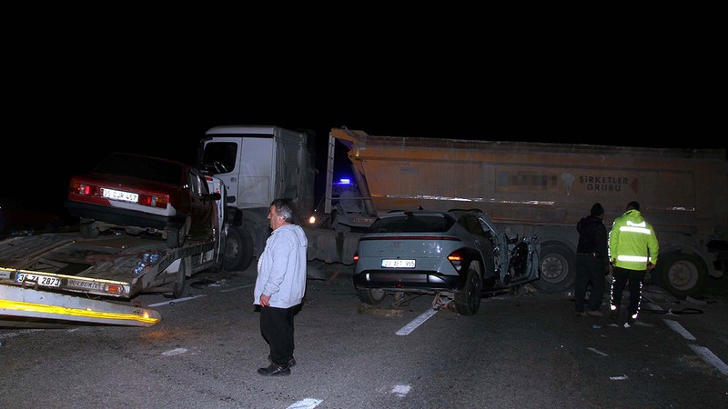 Yola kontrolsüz çıkan kamyona, çekici ve otomobil çarptı: 1 can kaybı, 4 yaralı