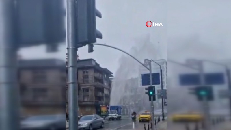 Su borusu hattı patladı! Trafik ve vatandaşların anları