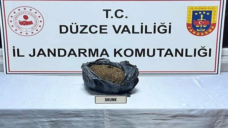 Otomobilde kaputun altında gizlenmiş uyuşturucu ele geçirildi