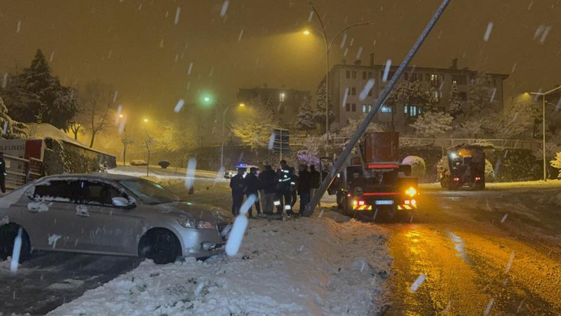 Düzce'de etkili olan kar yağışı 5 ayrı kazaya neden oldu