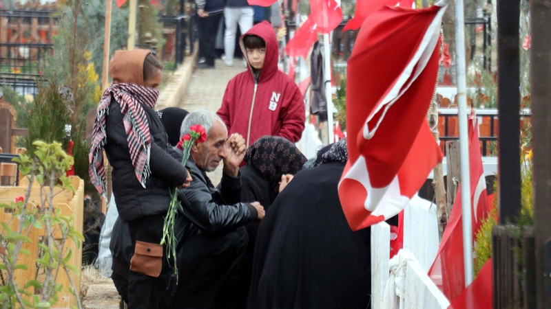 Adıyamanlılar, depremde yitirdikleri canlara koştu