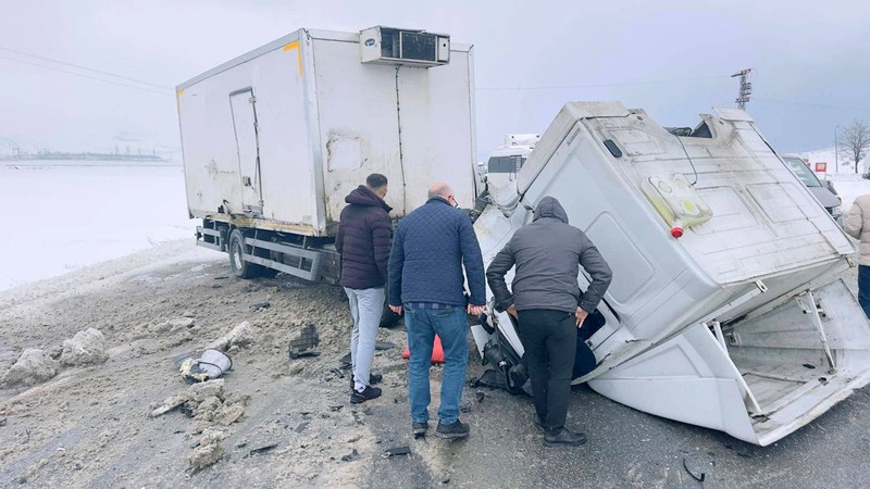 Kamyon ve çöp aracı çarpıştı!