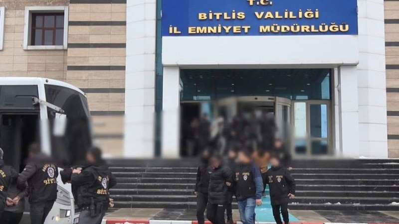 Kadınları yüksek maaş vaadiyle kandırarak fuhşa zorlayan çete çökertildi