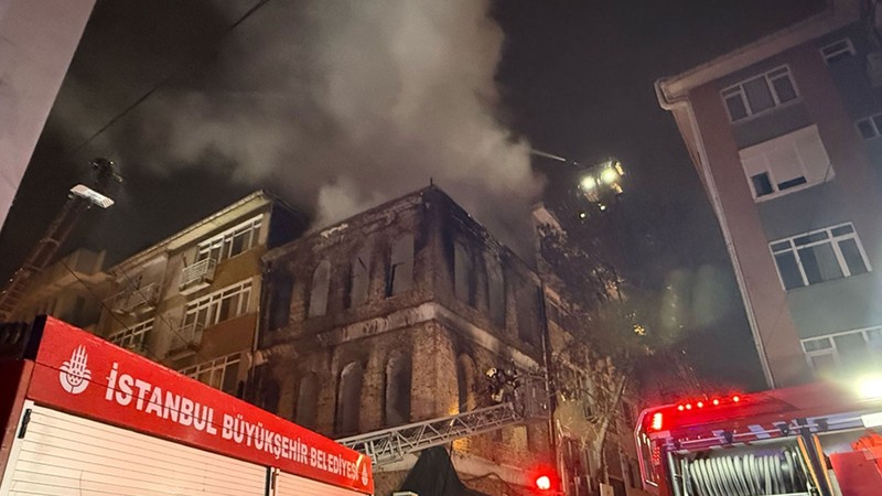 Kadıköy'de tarihi karakolda yangın: 1 ölü
