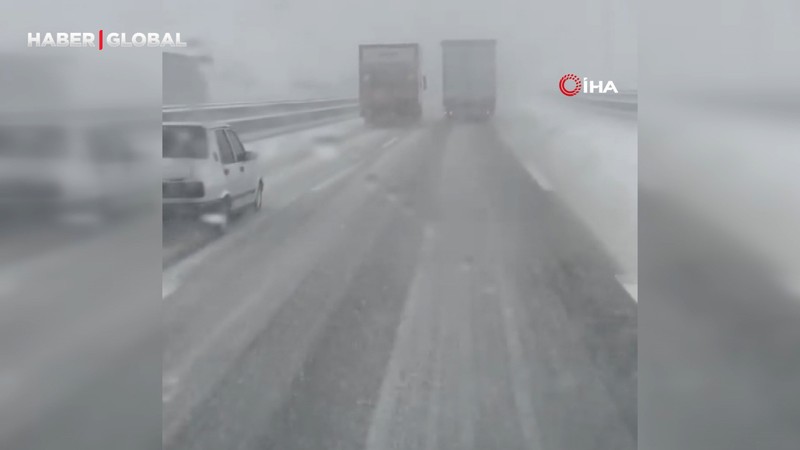 Sabiha Gökçen Havalimanı yolunda kayan araç demir bariyerlere girdi