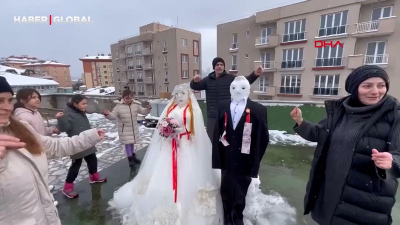 İstanbul'da kardan gelin ve damat için düğün yaptılar