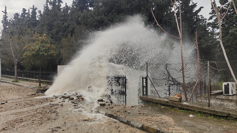 İsale hattı patladı, mezarlık sular içinde kaldı
