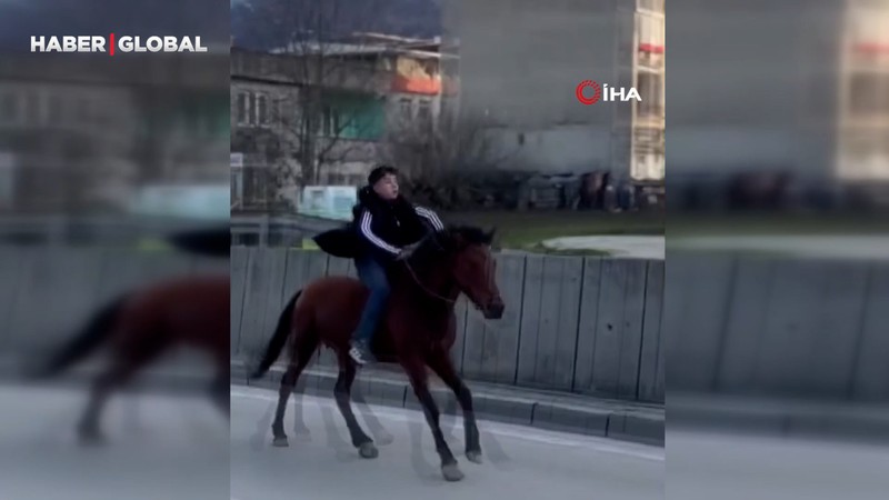 Trafiğe atla çıkan genç şaşkınlık yarattı