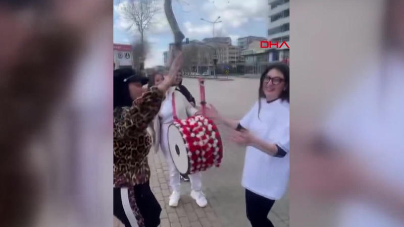 Sınavı kazandı, davul eşliğinde oynadı