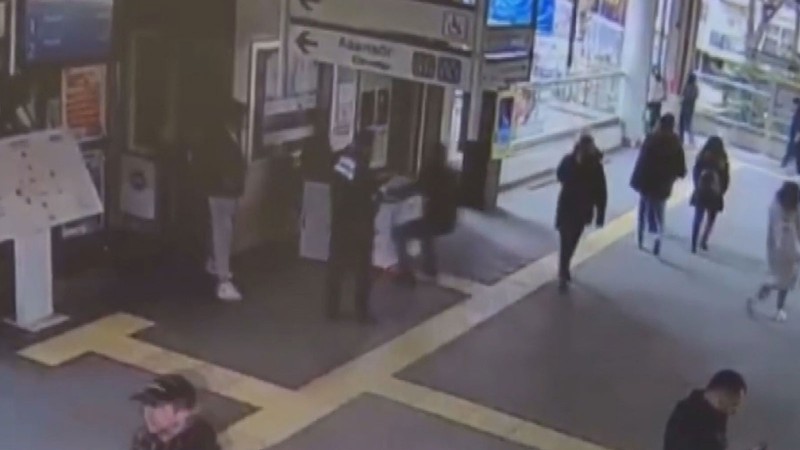 Güvenlik görevlisini defalarca bıçaklayarak yaraladı