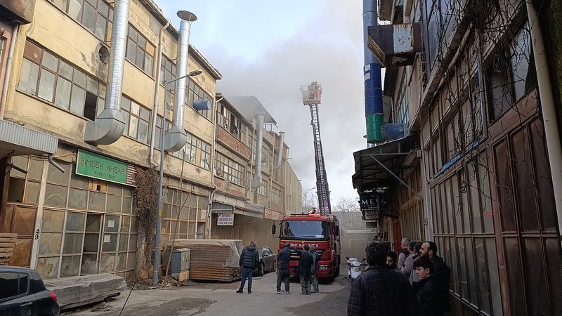 Mobilya imalathanesinde yangın