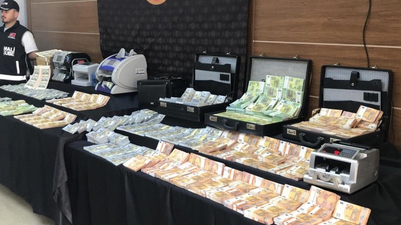 3 ilde büyük operasyon: Milyonlarca sahte dolar ve euro ele geçirildi