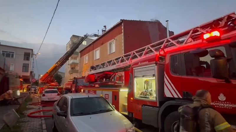 İstanbul'da 4 katlı binanın çatısında yangın paniği