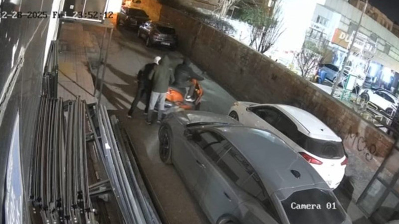 Park halindeki motosikleti böyle çalmışlar