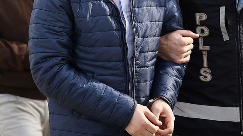 Polisleri görünce yanındaki uyuşturucuyu yeğenine verdi!