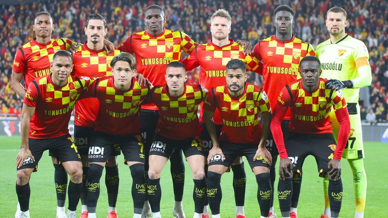 Göztepeli Anthony Dennis’le, Stuttgart ve Leeds United ilgileniyor
